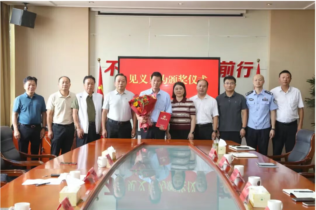 紅印楊巷當先鋒 | 見義勇為獎！路見險情 公交車駕駛員拔“銷”相助