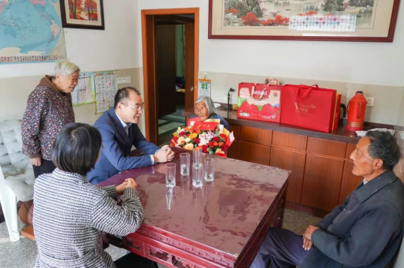 心系桑榆暖重陽丨西渚鎮開展重陽節走訪慰問活動