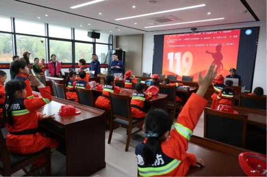 119致敬“火焰藍”｜萌娃探秘消防基地！讀懂“安全守護”密碼